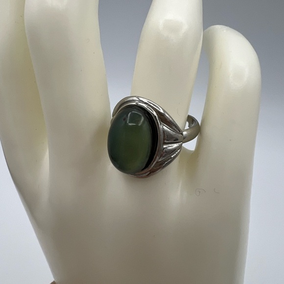 Elegant Silver Ring with Purple Stone Vintagr - Picture 4 of 11